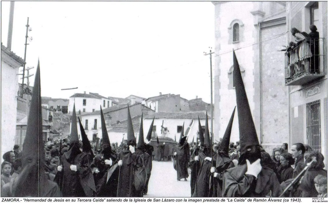 Hermandad de Jesús en su Tercera caída al paso por el edificio de la calle Puebla de Sanabria número 4. Fotografía: Cedida por "La Caída" de Ramón Álvarez al archivo histórico de la Hermandad