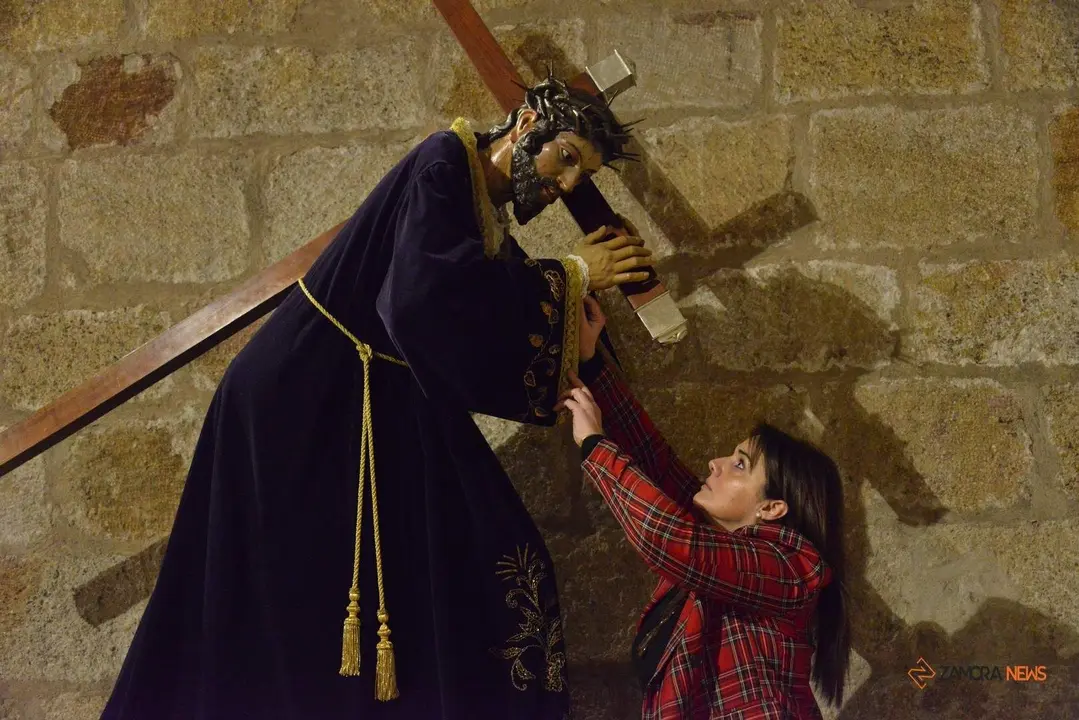 Dory Alonso Peláez, la camarera del Nazareno de San Frontis adecentando a la imagen