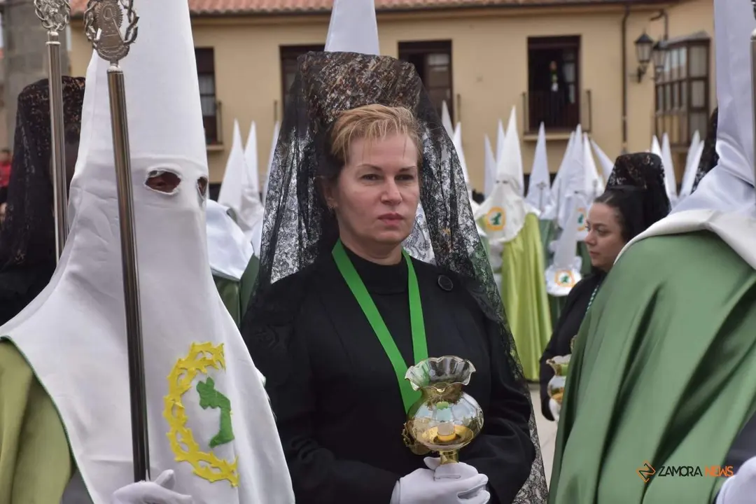 Rosana González durante el acto de rezo de la Salve en esta mañana de Jueves Santo. Fotografía: Aroa Colmenero