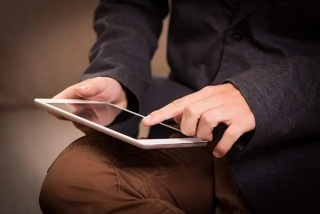 Una persona utilizando un ipad