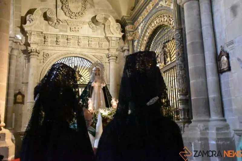 La Esperanza salva la emoción en la Plaza de la Catedral tras la suspensión procesional (24)