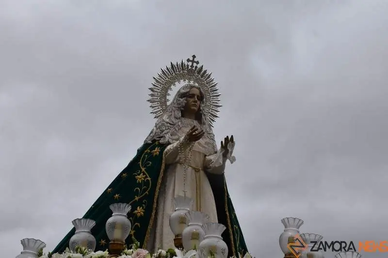 La Esperanza salva la emoción en la Plaza de la Catedral tras la suspensión procesional (15)