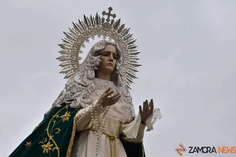 La Esperanza salva la emoción en la Plaza de la Catedral tras la suspensión procesional (17)
