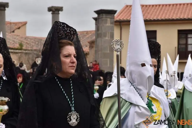 La Esperanza salva la emoción en la Plaza de la Catedral tras la suspensión procesional (12)
