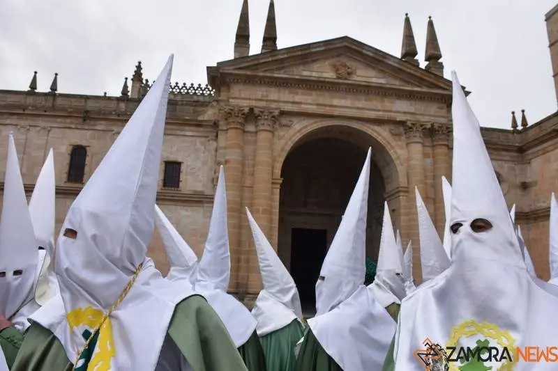 La Esperanza salva la emoción en la Plaza de la Catedral tras la suspensión procesional (13)