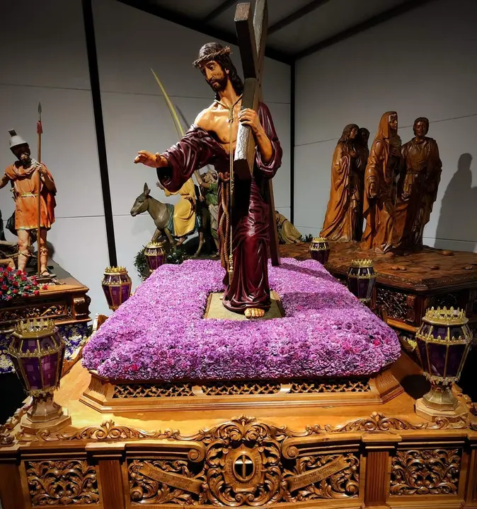 Jesús Nazareno de Antonio Pedrero tras el adorno floral realizado por Jesús García del FlorArt