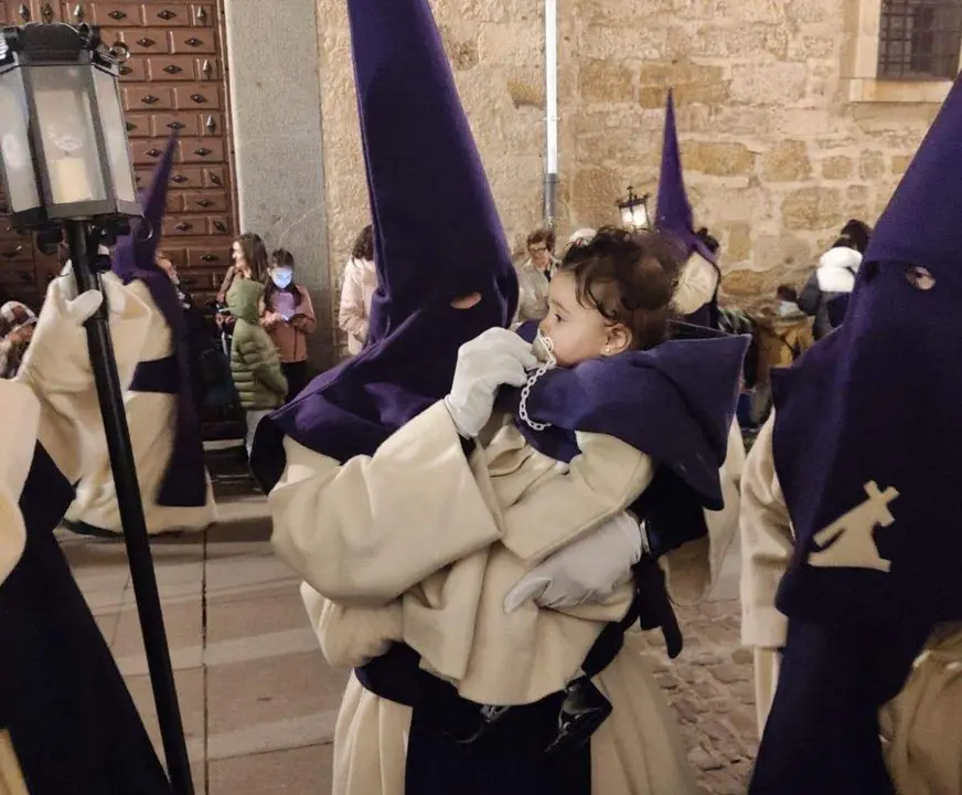 Ashley Viloria junto a su madre Carolina antes de salir a desfilar (1). Imagen cedida