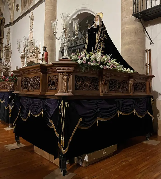 El paso procesional de la Virgen Dolorosa con la nueva mesa, obra del tallista José Ángel Domínguez . Fotografía: CEDIDA