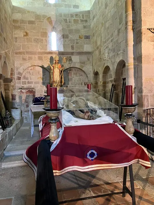 Jesús Yacente ya está preparado para salir en procesión esta noche. Con una urna de metacrilato para protegerlo de la lluvia. Imagen redes sociales