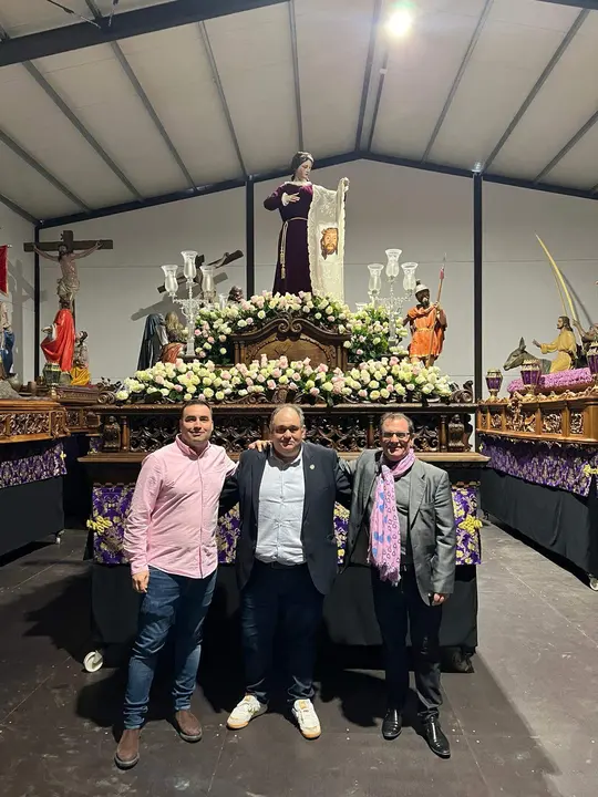Alfonso García, gerente de Zamora 10, junto al presidente, José Ignacio Bartolomé Calvo; y el director de Comunicación de Caja Rural, Narciso Prieto, ambos hermanos de la cofradía