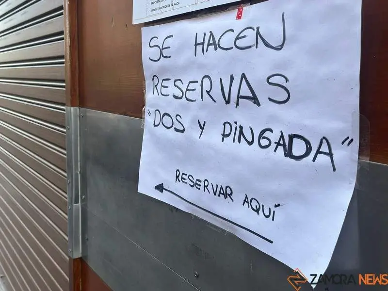 Cartel de reserva del 'dos y pingada' en un establecimiento de Zamora