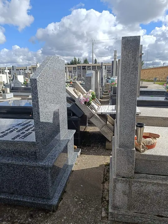 Daños del temporal en el cementerio. Imagen cedida (1)