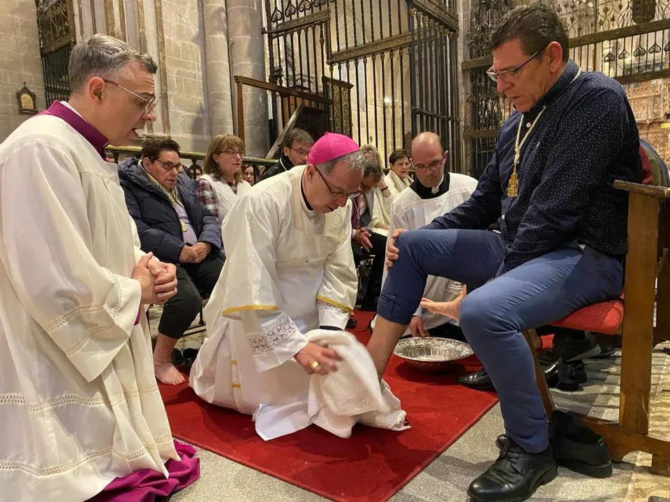 Obispo de Zamora lava los pies de fieles durante la Misa del Jueves Santo