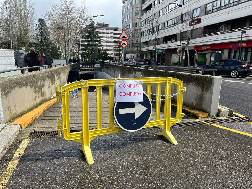 Aviso del parking de La Marina