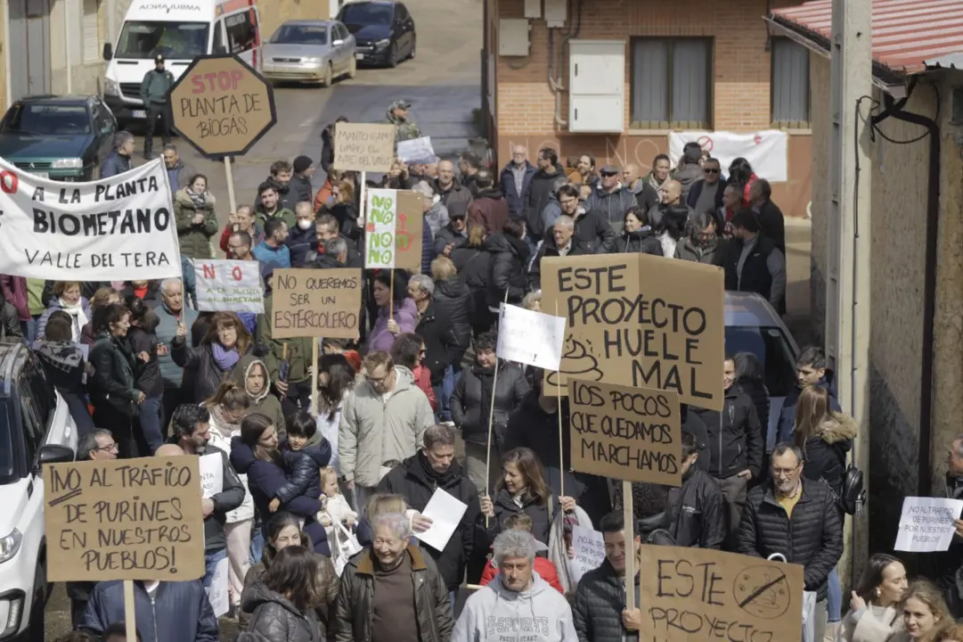 Cientos de vecinos se concentran ante el Ayuntamiento de Vega de Tera. Imagen Alicia Lehmann