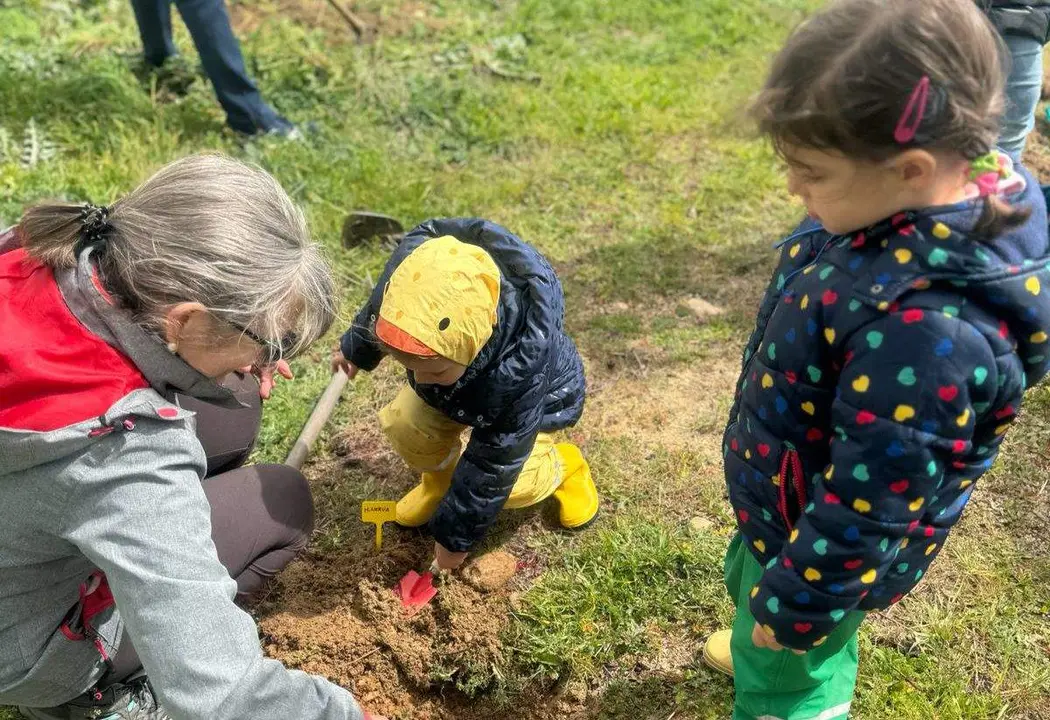 Actividad 'echando raíces' en Castronuevo de los Arcos. Imagen cedida (1)
