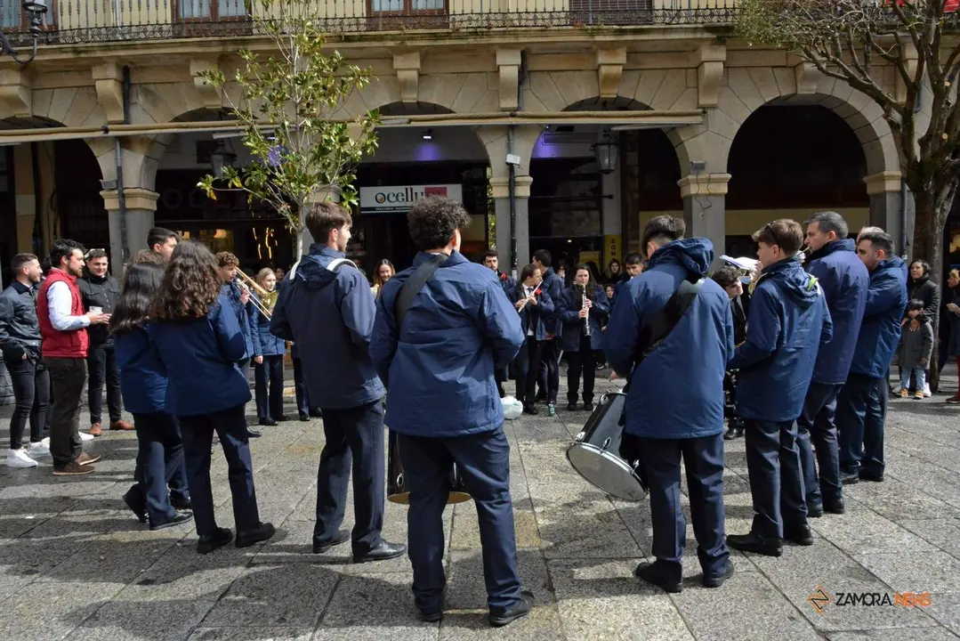 Banda de Música de Zamora en la postprocesión bajo la lluvia en la Plaza Mayor de Zamora