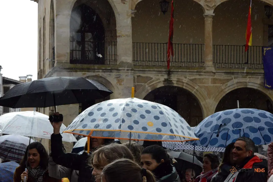 Postprocesión bajo la lluvia en la Plaza Mayor de Zamora