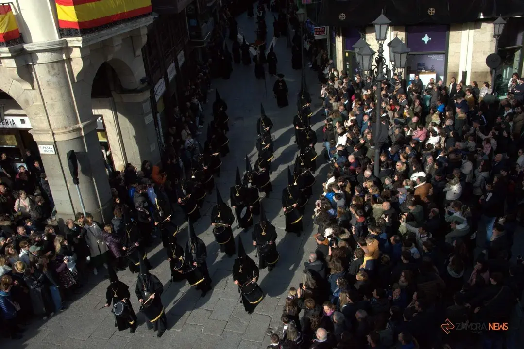 Público amontonado en la confluencia entre Renova y Diego de Ordax para ver la procesión del Santo Entierro