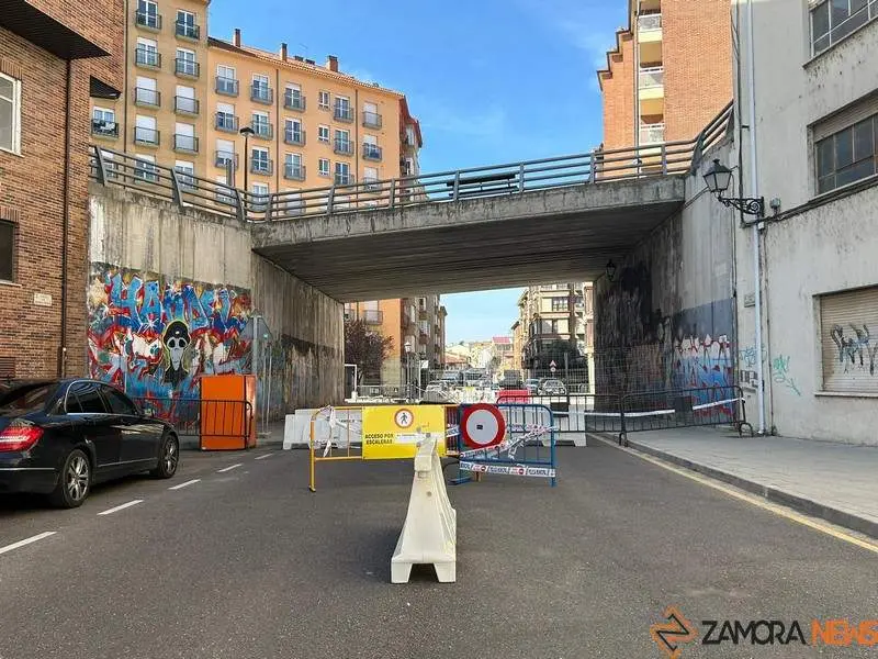 Tráfico cortado en el  puente de Puerta Nueva