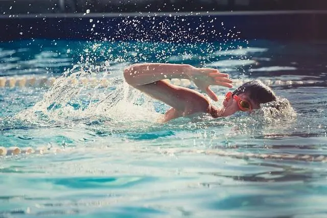 Niño nadando en una piscina. Imagen de archivo