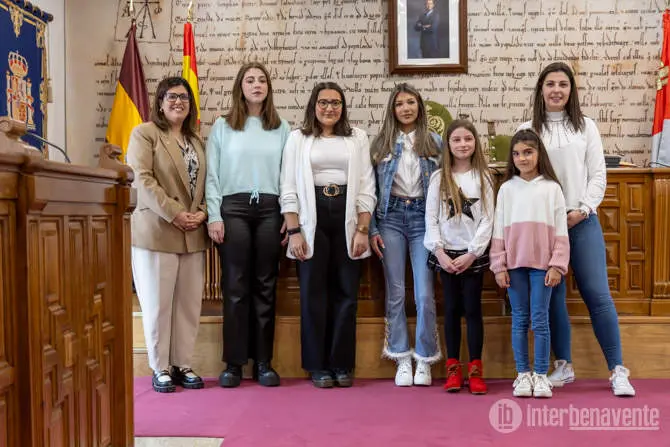 Representantes de la Juventud y de la Infancia de Benavente 2024. Imagen Interbenavente