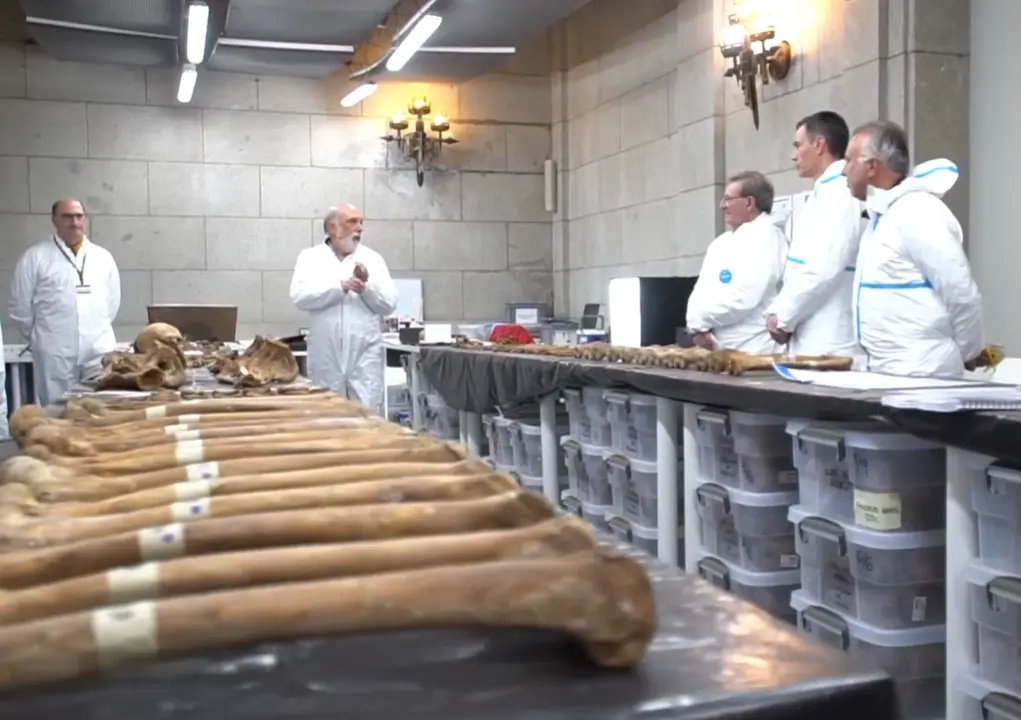 Visita del presidente del Gobierno, Pedro Sánchez, y el ministro de Política Territorial y Memoria Democrática, Ángel Víctor Torres, al laboratorio forense en el Valle de Cuelgamuros