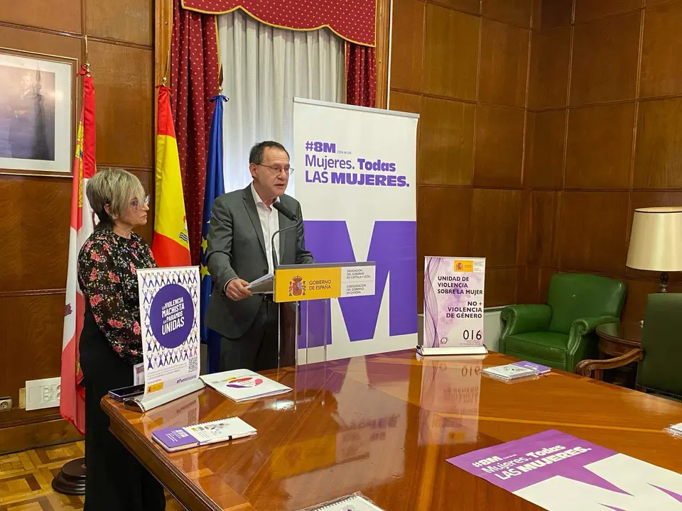 Fotografía de archivo del subdelegado con la responsable de la Unidad de Violencia sobre la Mujer de la Subdelegación de Zamora, en la presentación de la memoria de 2023 el pasado 7 de marzo