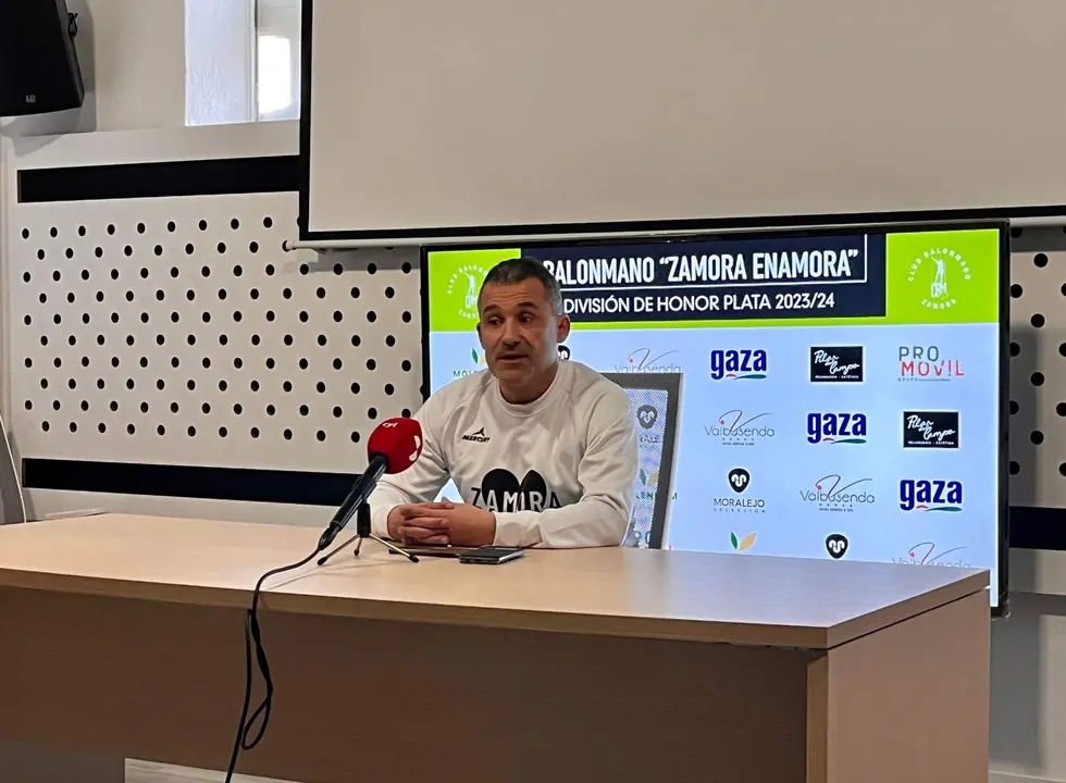 Diego Soto durante la rueda de prensa tras anunciar su dimisión como técnico del Balonmano Zamora