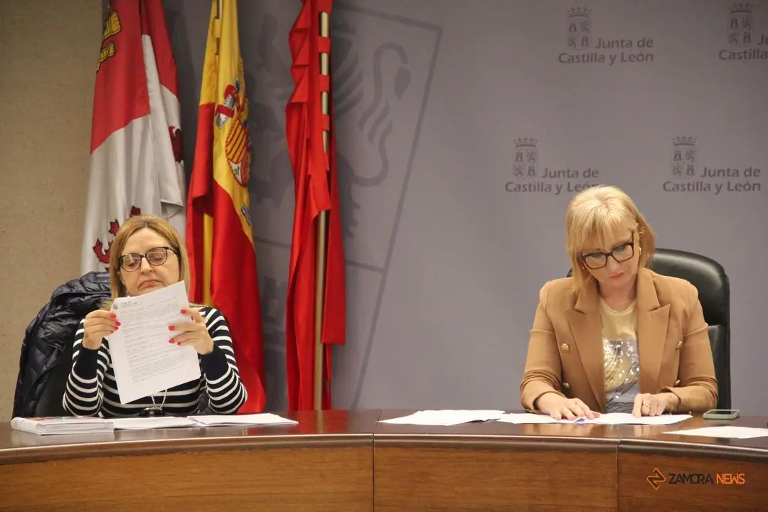 La delegada territorial de Zamora, Leticia García, y la gerente de Asistencia Sanitaria, Montserrat Chimeno