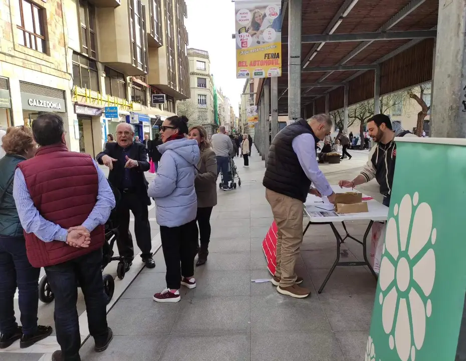 Recogida de firmas para evitar el cierre de la residencia. Zamora Sí