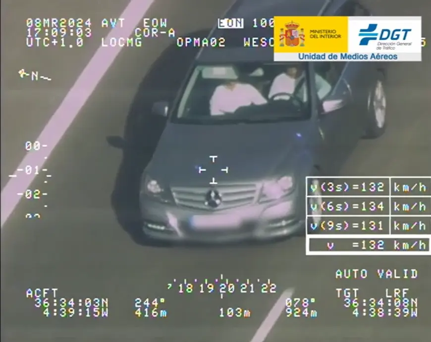 El copiloto de un turismo sin hacer uso del cinturón de seguridad. Fotografía: DGT