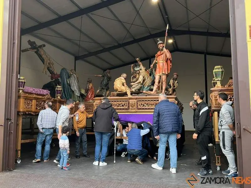 Los pasos de la cofradía de Jesús Nazareno abandonan la carpa (3)