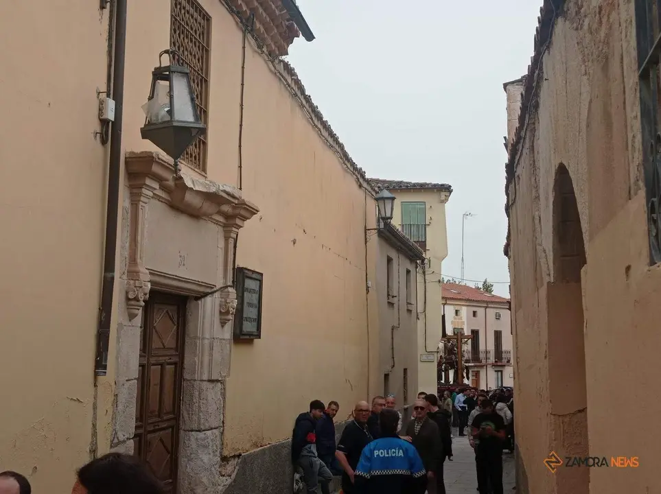 Incidente en la Rúa de los Notarios durante el traslado de pasos