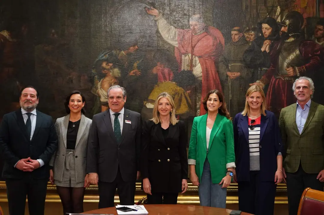 En un encuentro de la portavoz del Grupo Parlamentario Popular en
el Senado con representantes del COF