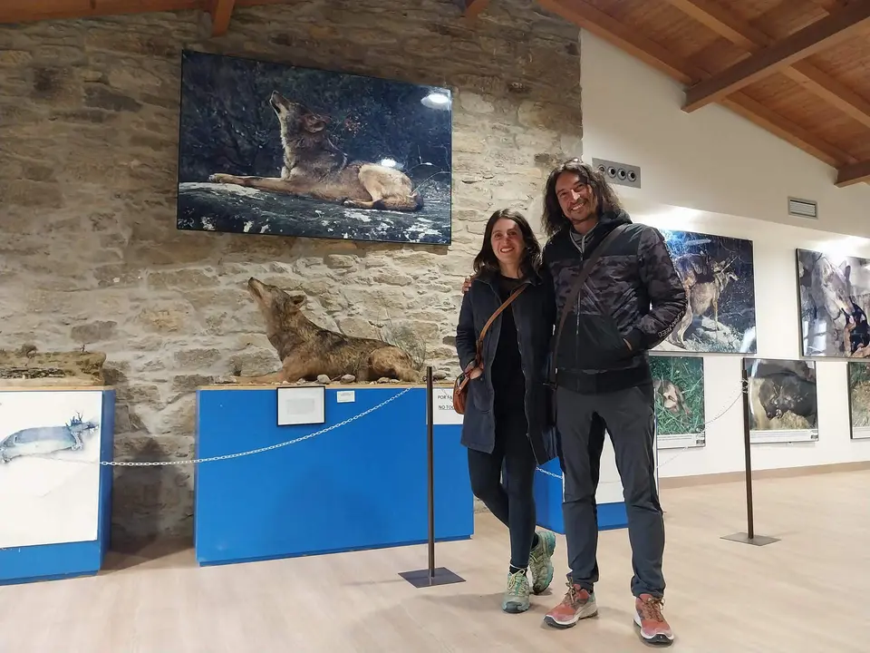 El guitarrista tolosarra David Colomo, conocido como 'Pajarillo', y su mujer en la Oficina de Turismo d Villardeciervos