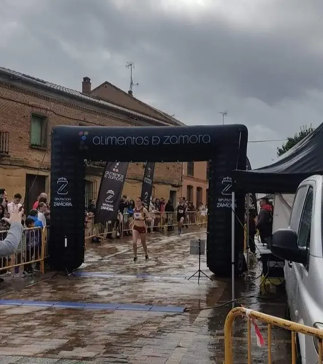 Elisa García entrando como vencedora en los 5 km Fuentesaúco