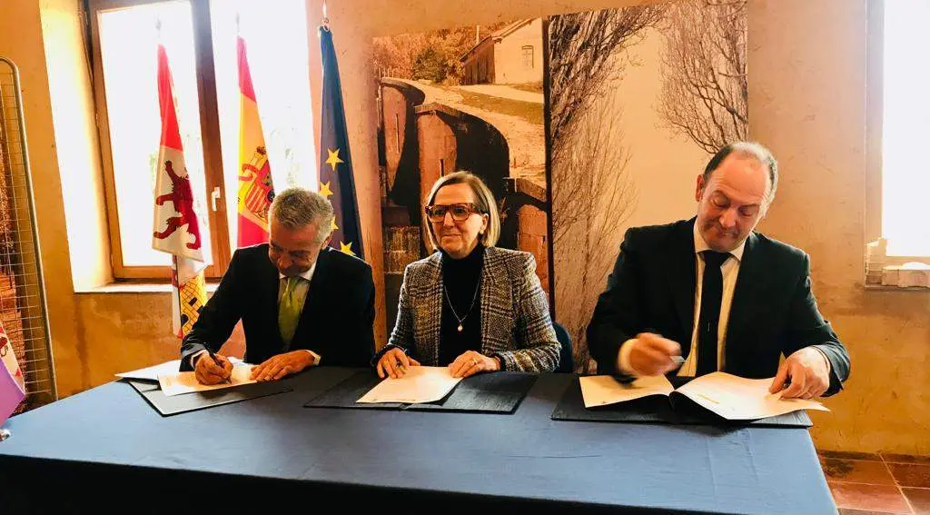 La cuádruple esclusa del Canal de Castilla estrena iluminación sostenible