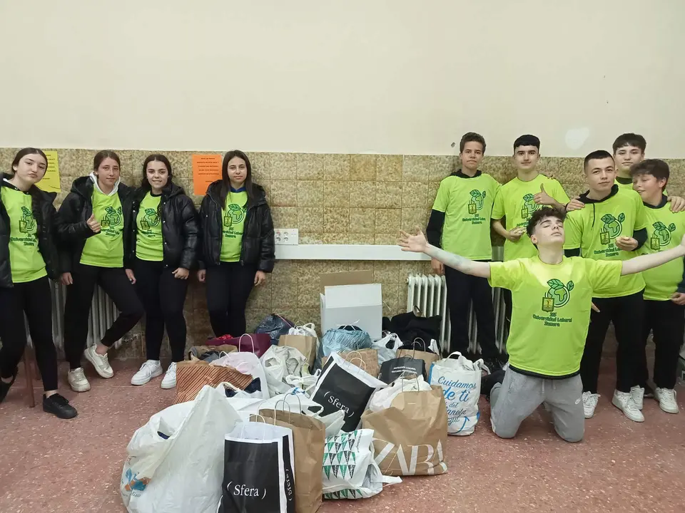 Recogida de ropa de alumnos de la  Universidad Laboral. Imagen cedida (2)