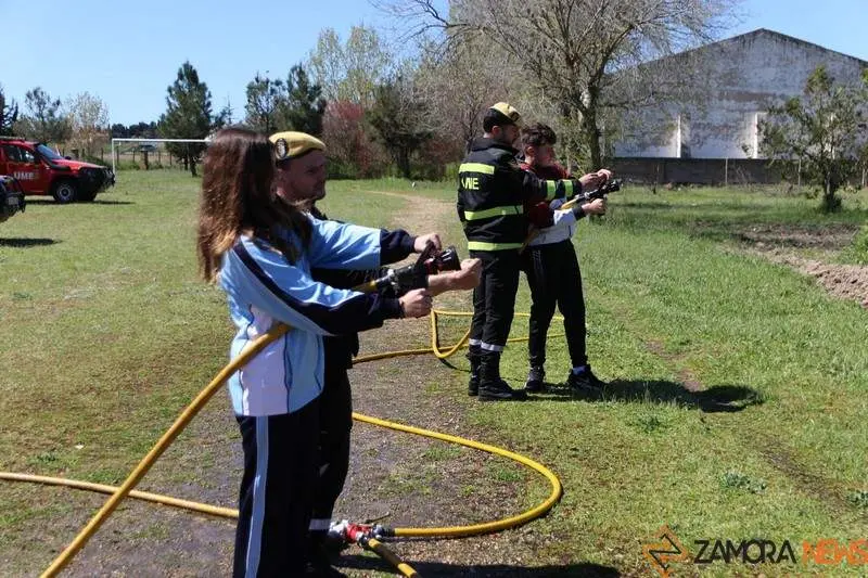 Estudiantes zamoranos reciben a la UME en una jornada educativa (10)