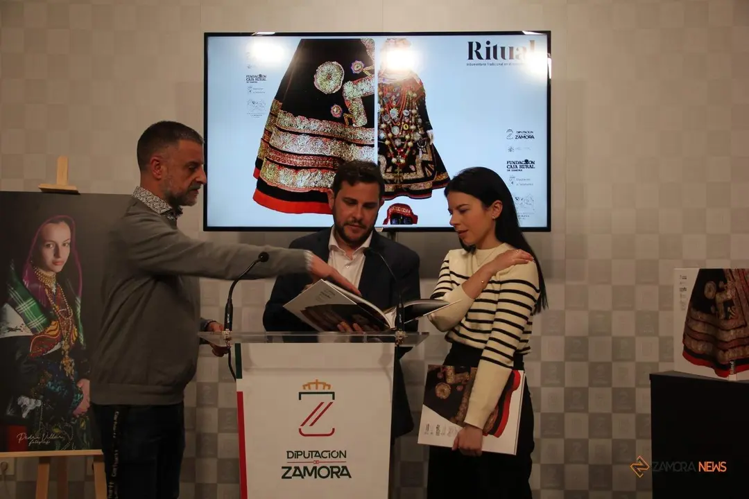 Francisco Iglesias, Víctor López de la Parte y Laura Huertos en la presentación libro Ritual dentro del Festival Internacional de Indumentaria Tradicional