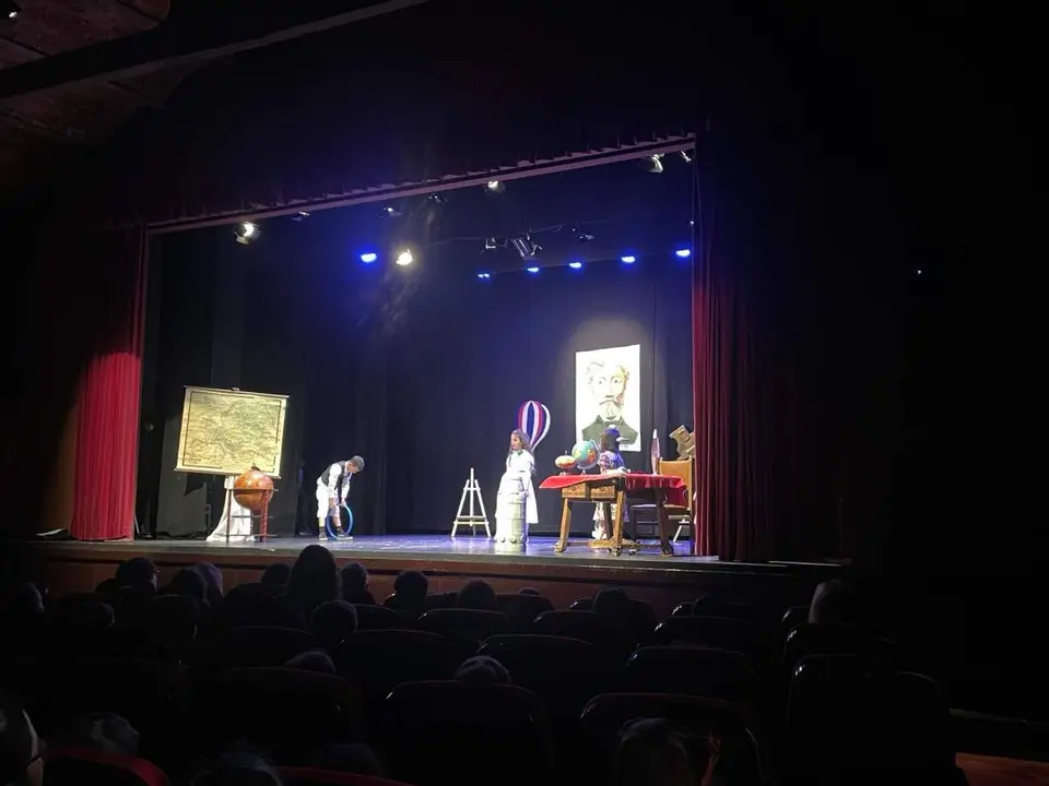 Representación de los alumnos del CEIP Entrevalles de San Pedro del Ceque en la XI Muestra Provincial de Teatro Escolar