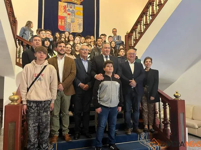 estudiantes y responsables municipales de Macedo de Cavaleiros