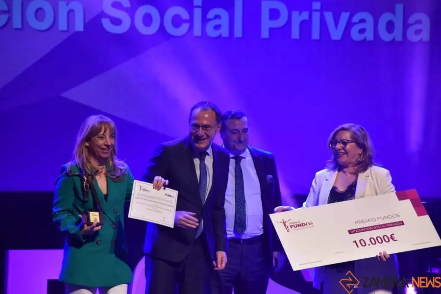 Ana Agúndez, presidenta del Centro de León, y Aurelia González, presidenta segunda nacional y directora del Chat de la Esperanza durante el acto e entrega del premio Fundos a la Innovación Social Pública