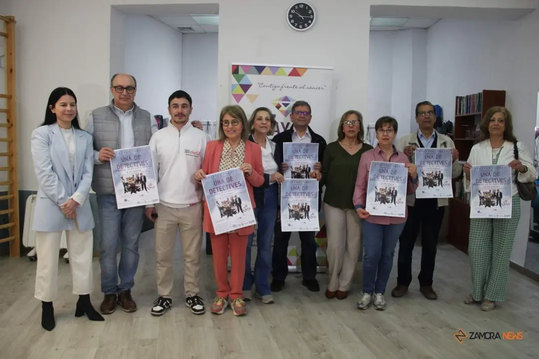Presentación de la representación solidaria 'Una de detectives' de Atrezzo Teatro para contribuir a la labor de AZAYCA