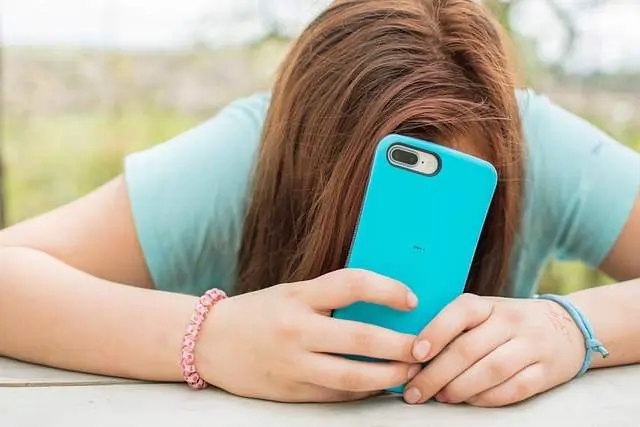 Una adolescente usa su teléfono móvil. Imagen de archivo