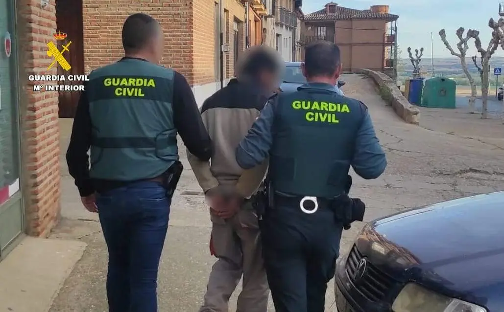 La UOPJ Unidad Orgánica de Policía Judicial de la Guardia Civil durante la detención de un hombre acusado de una agresión sexual en Toro