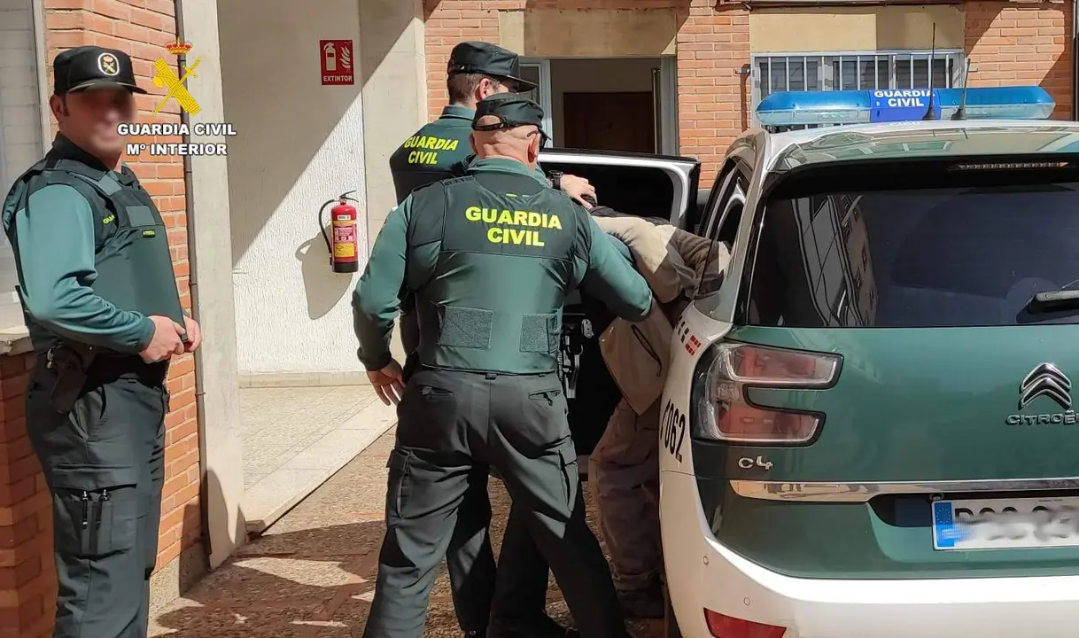 La UOPJ Unidad Orgánica de Policía Judicial de la Guardia Civil durante la detención de un hombre acusado de una agresión sexual en Toro