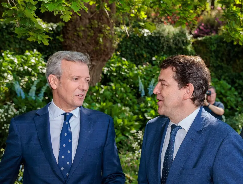 Alfonso Rueda y Alfonso Fernández Mañueco durante la toma de posesión como nuevo presidente de la Xunta. Fotografía: Twitter @alferma