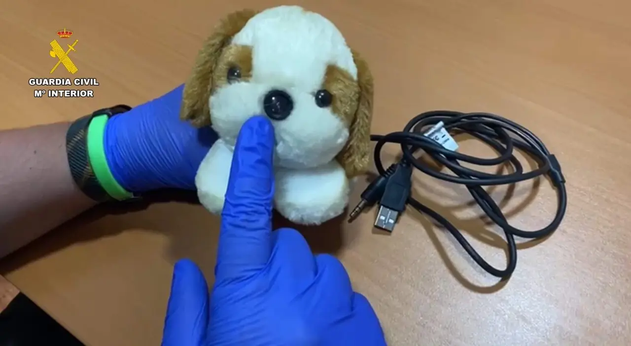 Imagen del peluche con una cámara oculta. Fotografía: Guardia Civil